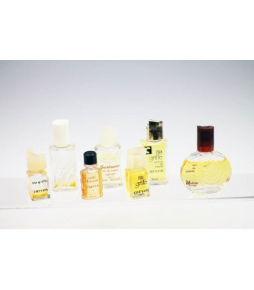Lot de 7 miniatures féminines (variantes différentes)